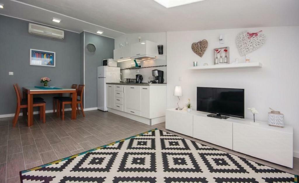 Apartmani Riva โรกอซนิซา ภายนอก รูปภาพ